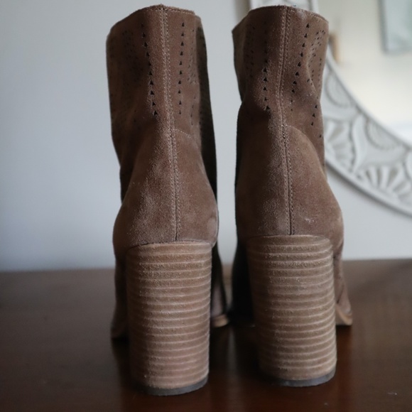 vince camuto ankle boots, worn once size 8.5 - Picture 3 of 4